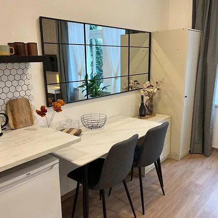Bright And Cozy 15 Minutes To Center 아파트 *
